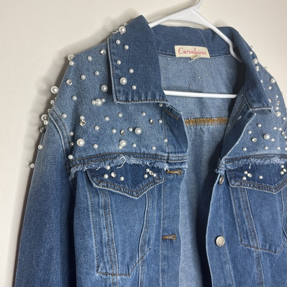 Size Medium. Cropped pearl embellished denim jacket - Picture 2 of 4